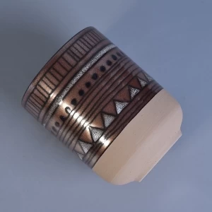 Handgefertigter Keramikkerzenhalter aus Metall mit geometrischer Bemalung