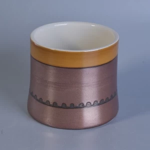 Leere Keramikkerzenhalter mit Metallverglasung für die Inneneinrichtung