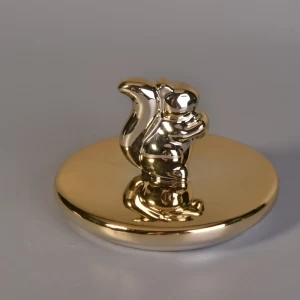 Mattschwarzes Keramikkerzenglas mit Diamantprägung und glänzendem goldenen Deckel