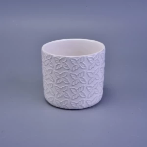 mattweißer Kerzenhalter aus Keramik mit geprägtem Muster