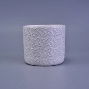 mattweißer Kerzenhalter aus Keramik mit geprägtem Muster