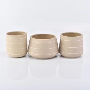gebogener Boden mattgelb Keramikkerzenglas mit weißen Linien