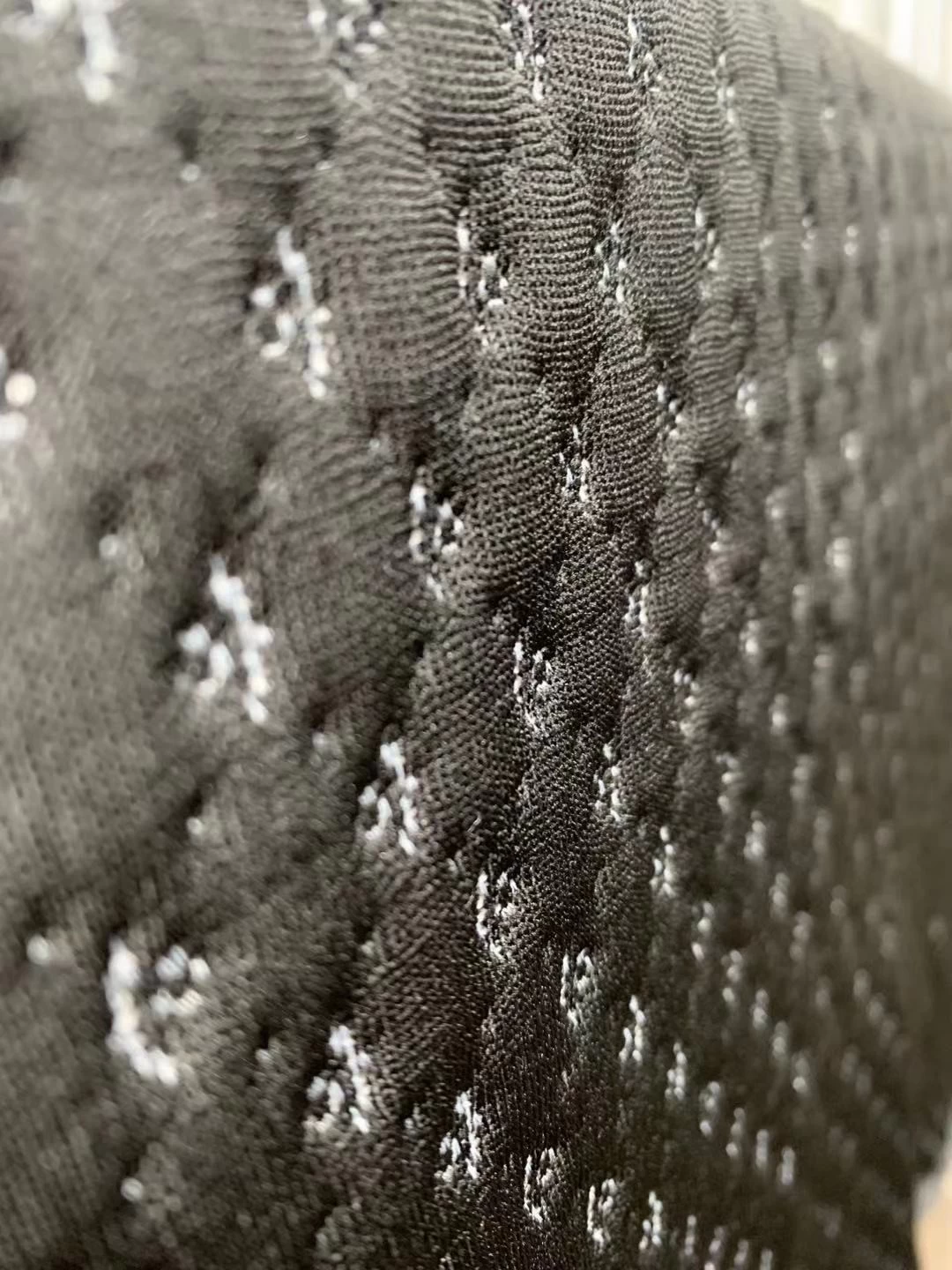 tissu à bordure en maille stretch matelassé foncé