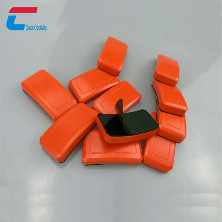 تعرض علامات UHF RFID مجموعة متنوعة من نماذج المنتجات ضمن سيناريوهات التطبيقات المتنوعة