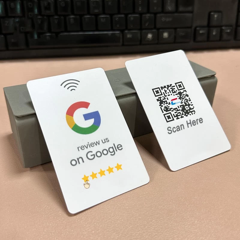 Biglietto da visita in plastica per social media con chip NFC  personalizzato per la recensione di Google