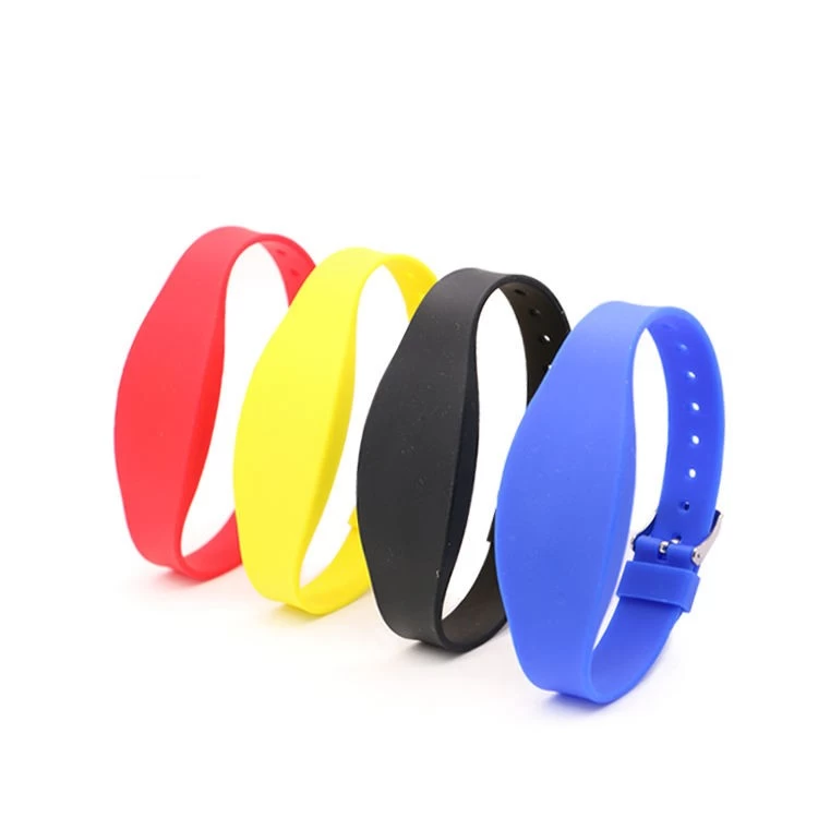 China Free Sample 13.56MHz NTAG213 Writable Waterproof Passive NFC Bracelet RFID Silicone Wristband manufacturer