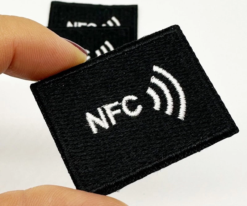 Китай Наклейка с железом на патчах NTAG213, nfc-бирка, тканая этикетка, бирка для стирки горячего пресса для одежды производителя