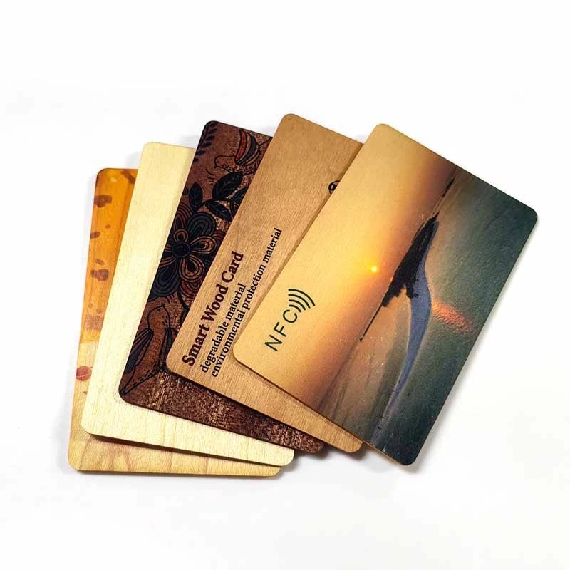 Chine Cartes clés de l'hôtel RFID en bois en bois NFC Carte en bois de bambou personnalisée avec cartes clés d'hôtel en bois RFID en bois gravé à puce fabricant