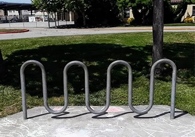 porcelana Portabicicletas al aire libre: Residente molesto con la política de bicicletas de la biblioteca fabricante