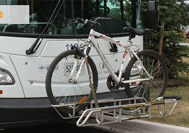 Cina I ciclisti di salire a bordo con rastrelliere bus Palmerston North produttore