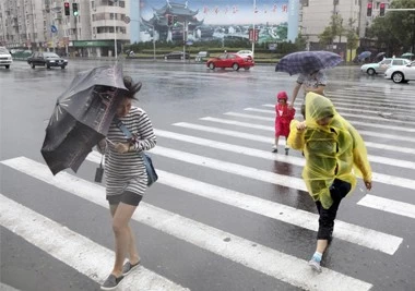 中国 超大型台風「チャンハム」が通過 江蘇省 メーカー
