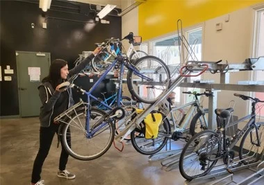 China Montage nieuwe stijl parkeerplaats fietsenrek voor twee fietsen fabrikant