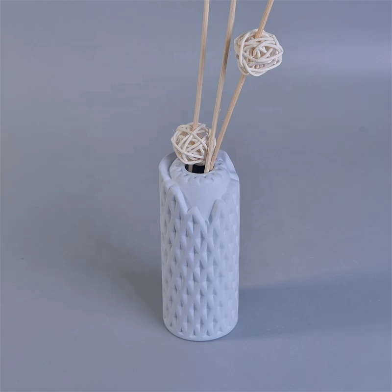 Fragrance woven pattern ceramic aroma diffuser bottle with reed for home decor supplier