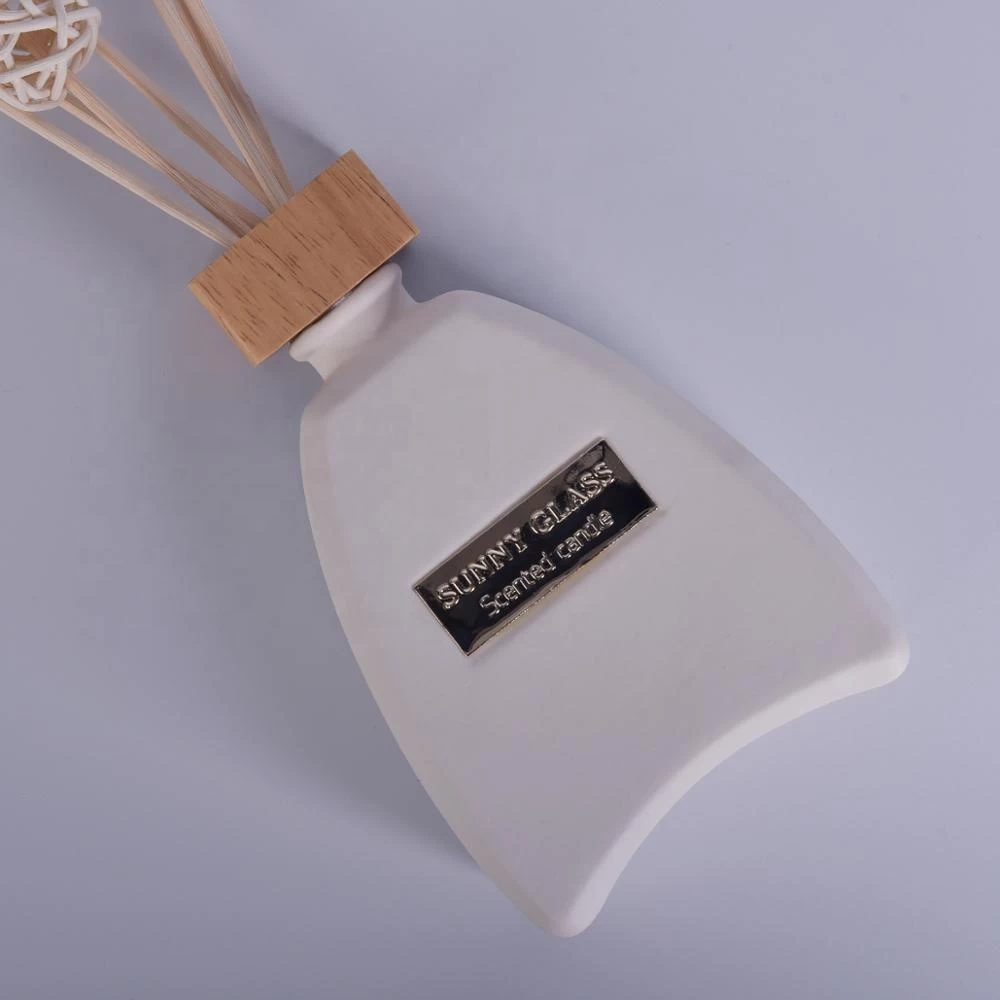 Fragrance ceramic aroma diffuser bottle with reed for home decor wholesale