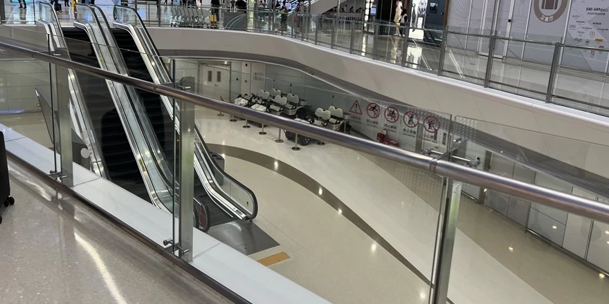 mall glass guardrail