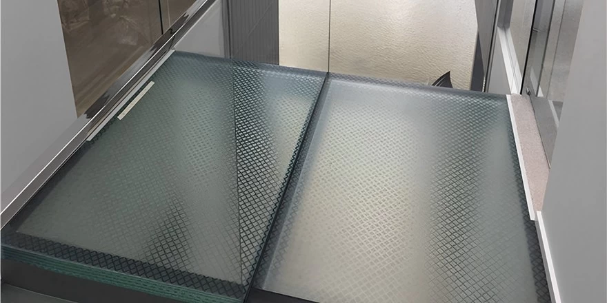 anti-slip glass floor step