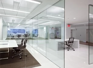 Por qué el vidrio es imprescindible en las oficinas modernas de hoy