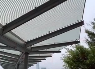 مظلة زجاجية في الأماكن العامة