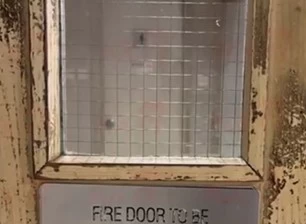زجاج باب مضاد للحريق