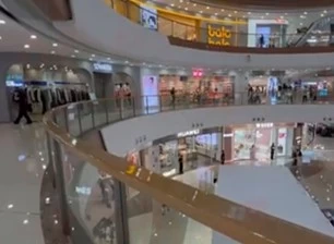Ang Kurbadong Rehas Sa Mall