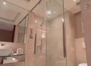 Cuarto de baño con puerta de vidrio