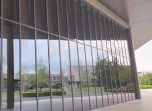 Vidrio de construcción aislado de fachada de museo