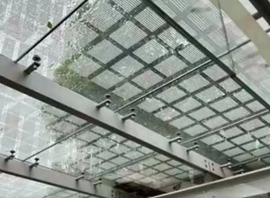 Tragaluz de vidrio laminado en área pública