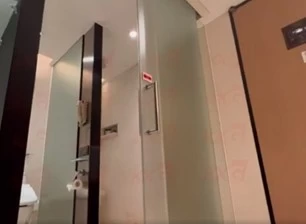 Puerta corredera de baño con efecto privacidad