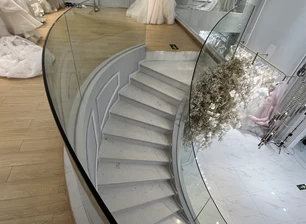 ¿Cómo se elige el diseño de barandilla de escalera giratoria de vidrio adecuado para el hogar?