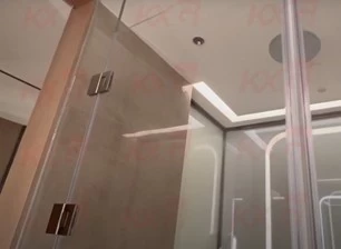 Vidrio de la puerta del baño en el hotel