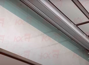 Valla de vidrio degradado en el centro comercial