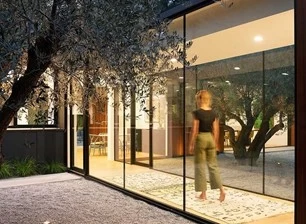 ¿Cuáles son las opciones de muros cortina de vidrio para la construcción de interiores?