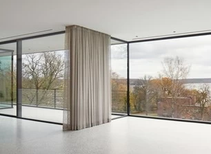 هل يمكن الاعتماد على استخدام الزجاج الكبير كنافذة فرنسية في ديكور المنازل الجديدة؟