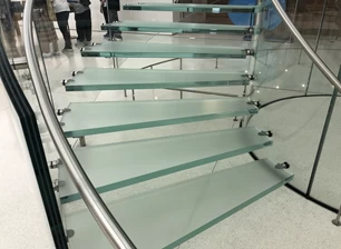 Aplicación de vidrio laminado SGP en peldaños de escaleras