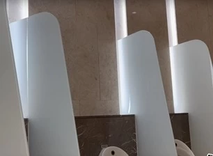 قسم الزجاج في المرحاض