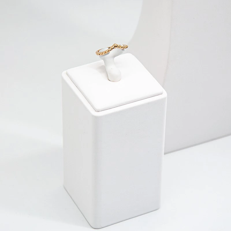 Yadao simple and high-end design jewelry display in beauty white color