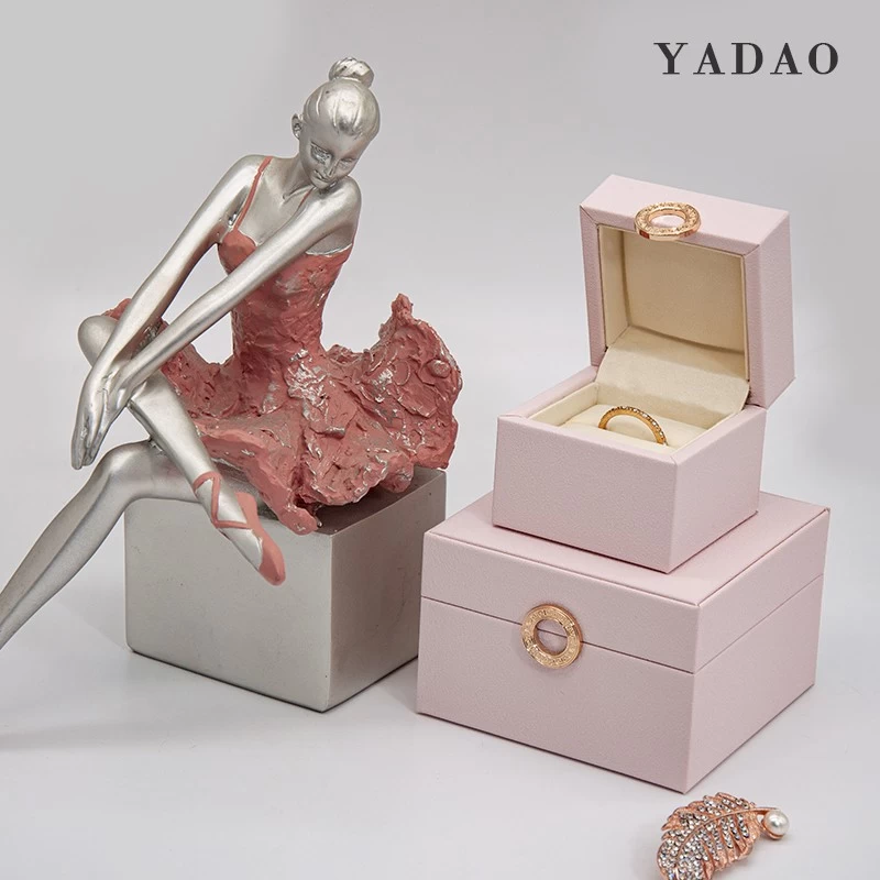 porcelana caja de embalaje de joyería de cuero de pu rosa bebé caja de brazalete colgante de anillo de embalaje de regalo de amor fabricante