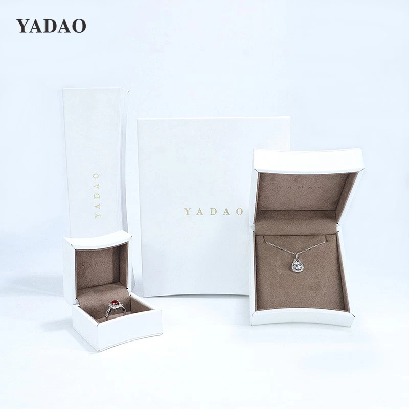 porcelana Conjunto de caja de embalaje de joyería de boda con anillo de diamantes estilo borde curvo de cuero blanco puro elegante fabricante