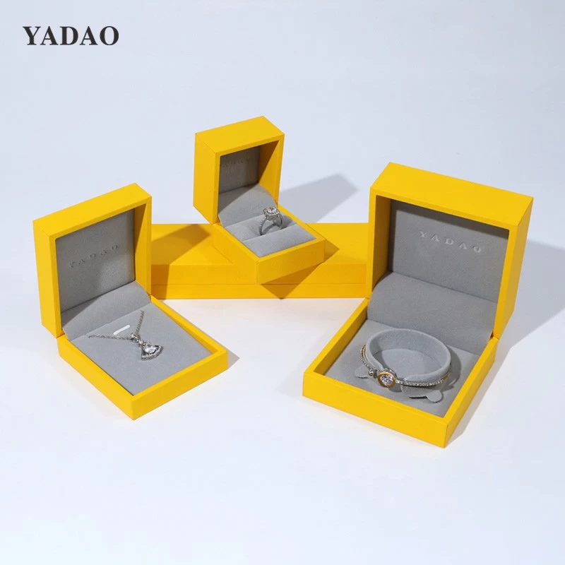 Китай 2024 классический стиль долговечное желтое кольцо с бриллиантом ожерелье ювелирный магазин упаковочная коробка производителя