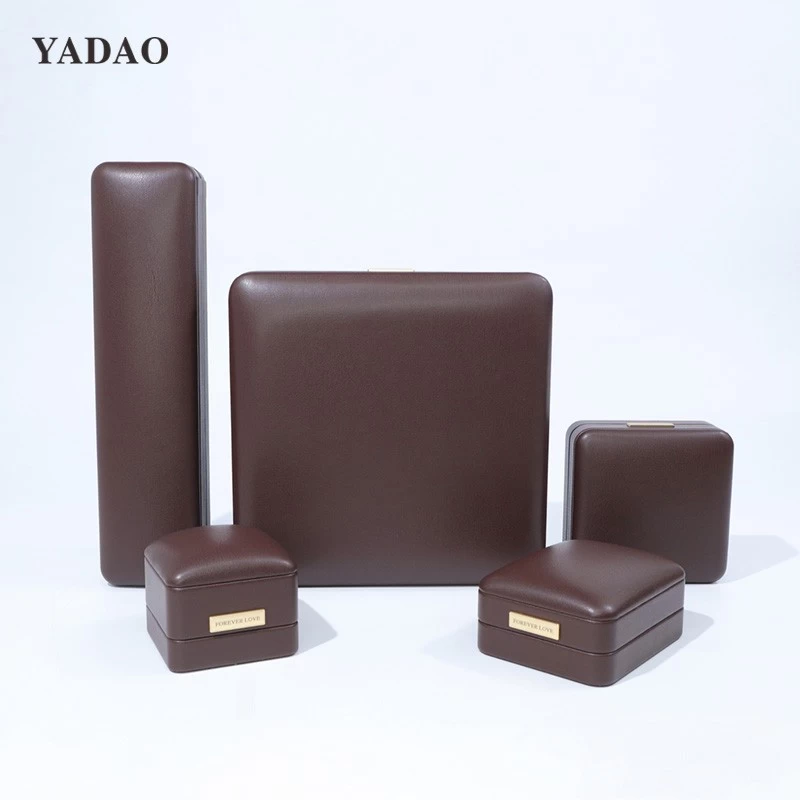 Caja multifuncional con diseño de joyería y anillo personalizado, de cuero suave al tacto, color marrón, con placa con logotipo
