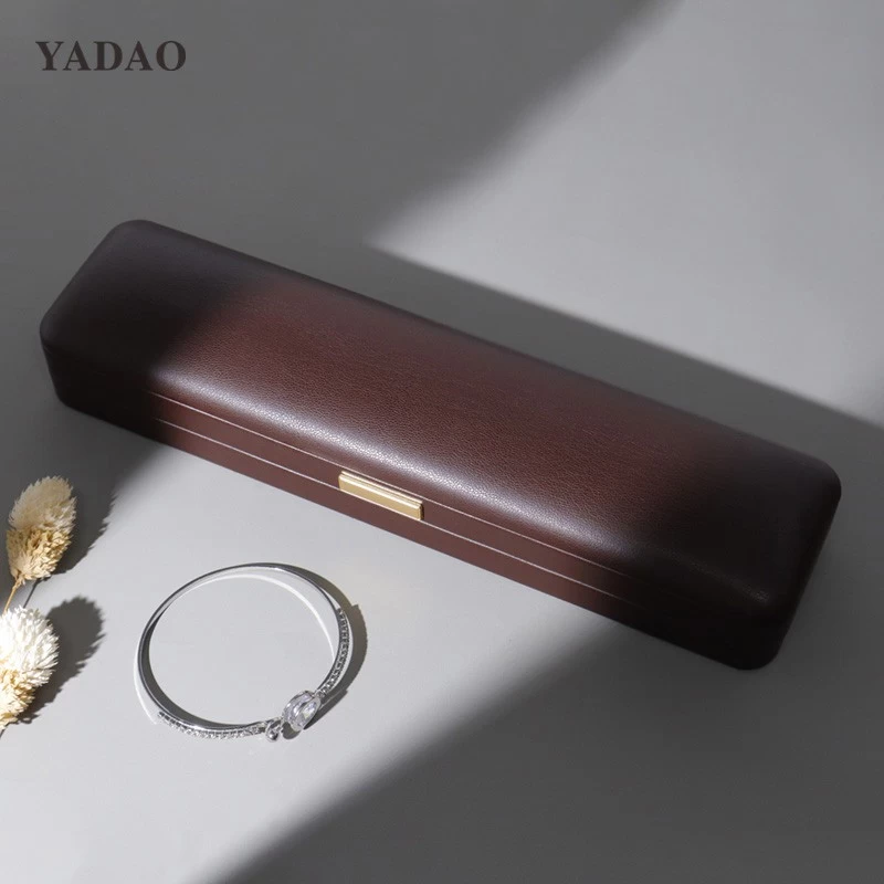 Caja multifuncional con diseño de joyería y anillo personalizado, de cuero suave al tacto, color marrón, con placa con logotipo