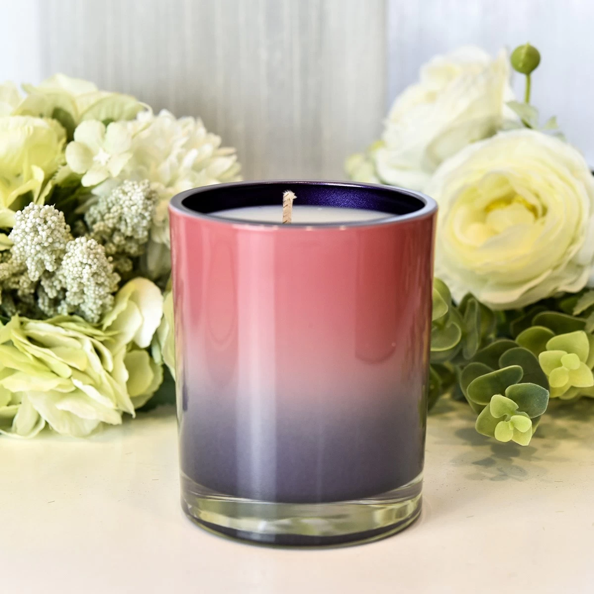 جرة شمعة زجاجية أرجوانية متدرجة فاخرة باللون الوردي داخل ديكور المنزل بلون الرش