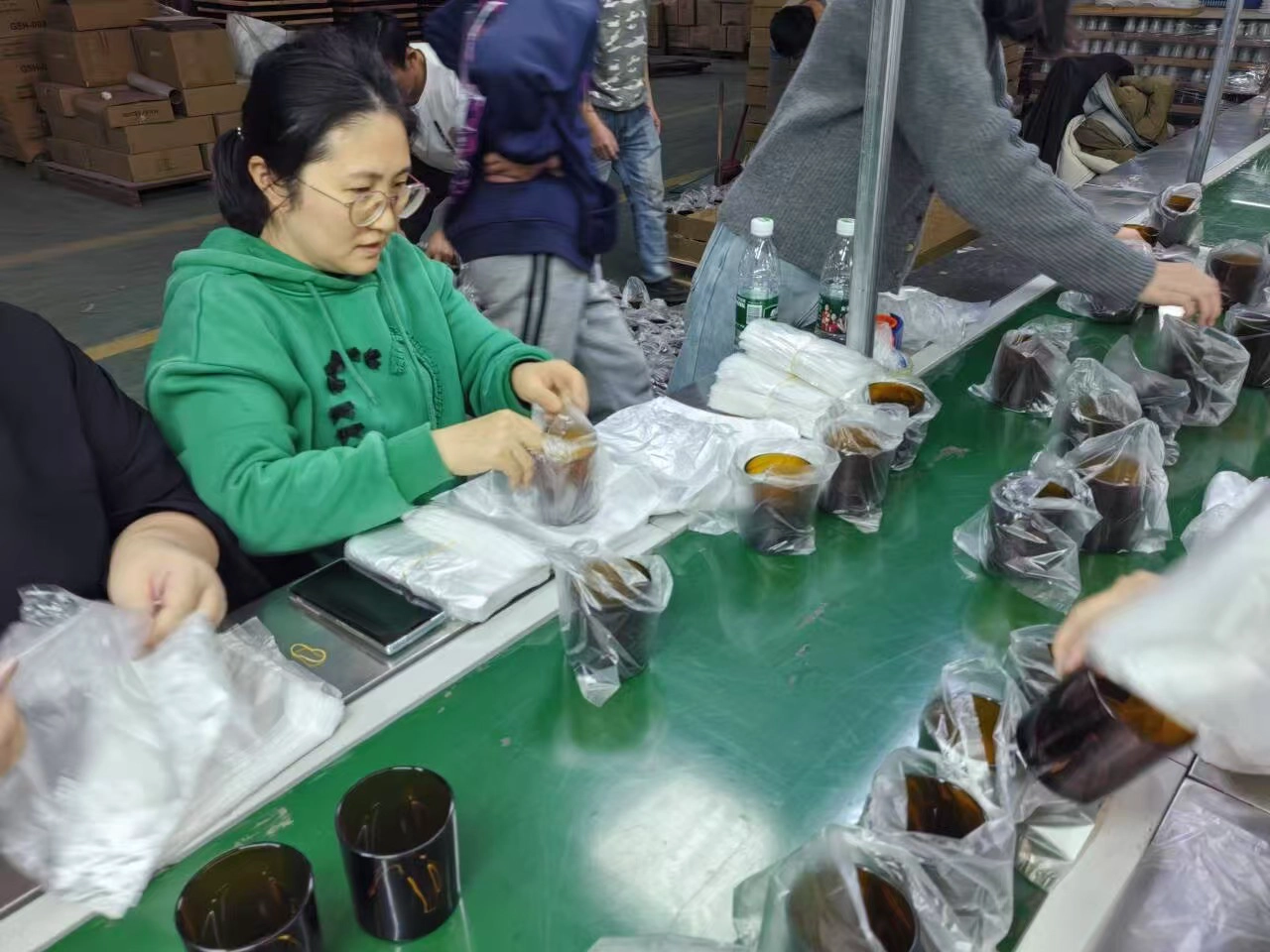 Candle Jars Reflecting Dedication and Warmth During the Lunar New Year Season