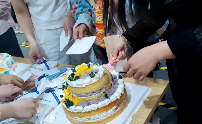 Happy Family, Warm Moments Together Sunny Group Q1 Birthday Celebration Concludes Successfully