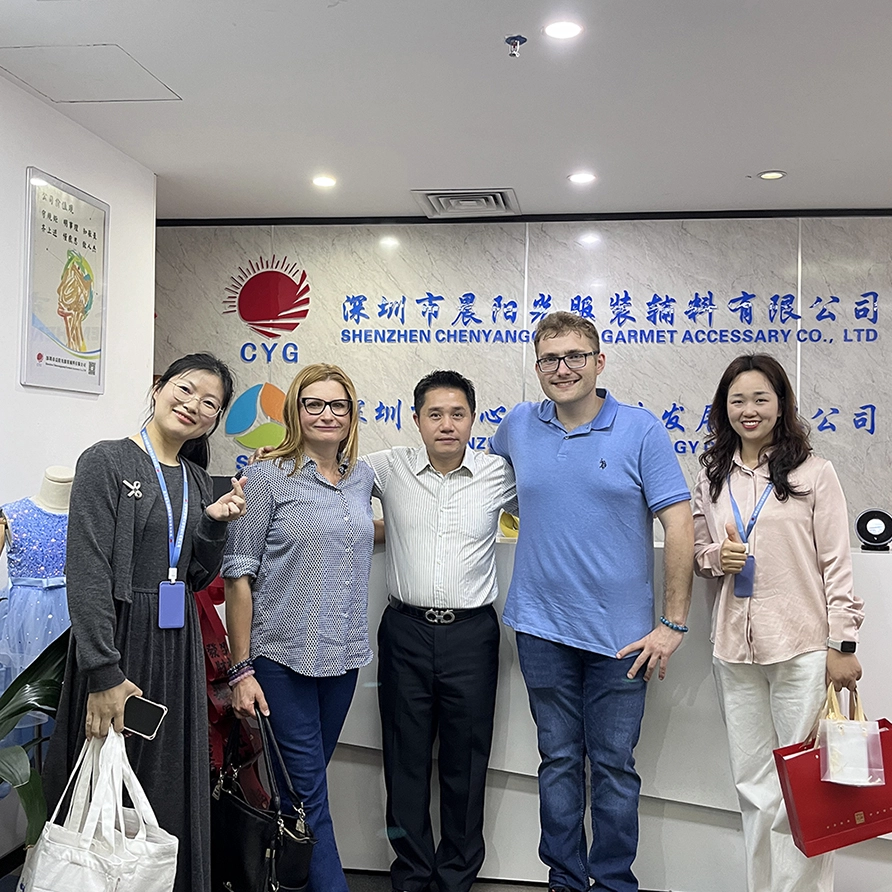 Shenzhen Chenyangguang Garment Accessories Co., Ltd. recebe clientes poloneses