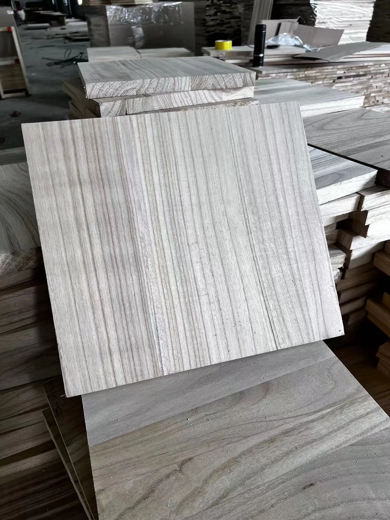 China The production process of firing paulownia boards manufacturer