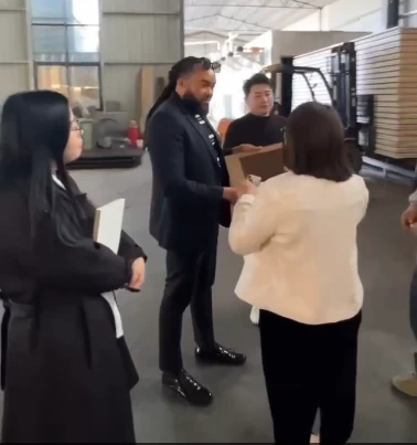 I clienti visitano la nostra fabbrica per assistere all'eccellenza della produzione