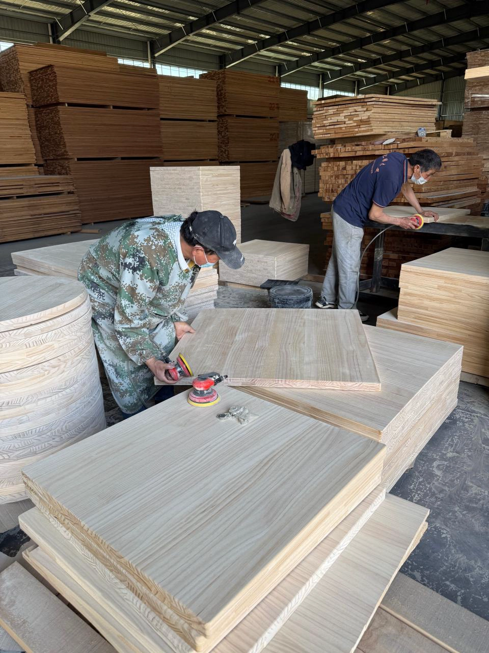 Fabriqués à la main avec un soin méticuleux, nos plateaux de table sculptés en pin radiata disposent d'un processus de fabrication entièrement amélioré.