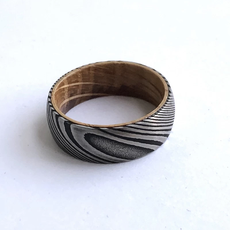 Professioneller Hersteller 8mm männer schwarzer Damaskus-Stahlring mit Holzinnenband