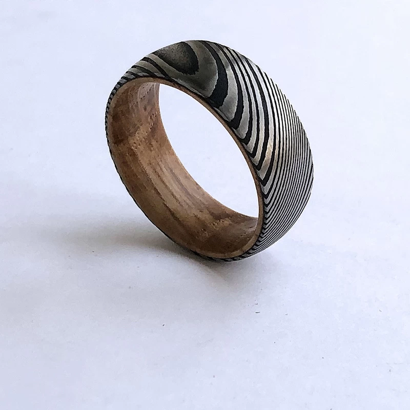 Professioneller Hersteller 8mm männer schwarzer Damaskus-Stahlring mit Holzinnenband